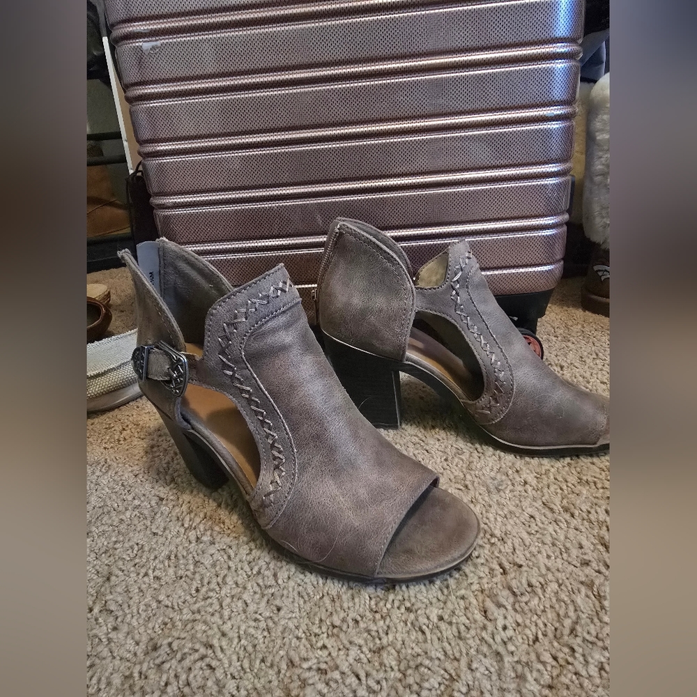 Shoes - Picture 2 of 4